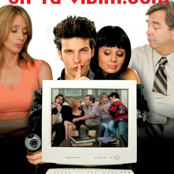 DVD Já-tě-vidím.com Jak vydělat pořádný obnos peněz a přitom naštvat nevlastní sestru až k nepříčetnosti? S touto otázkou si Colby hravě poradil. Koupil kameru