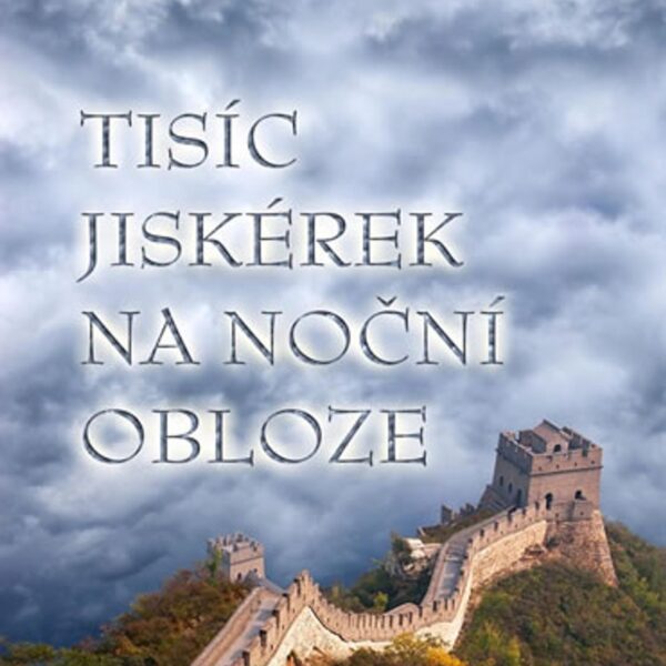 Tisíc jiskérek na noční obloze Když se na nočním nebi rozzáří desítky obrovských lampionů a v jejich odlesku září zasněžené hory na obzoru